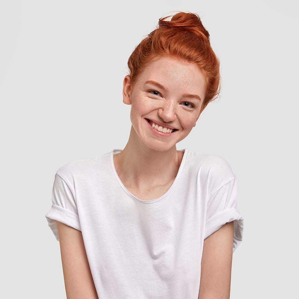 Mujer pelirroja con una sonrisa